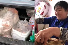 内蒙古女子返程，后备箱被母亲塞满300斤肉：羊就有一只半！视频封面