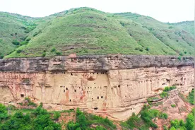 陕西一悬崖发现神秘山洞，整座大山都被掏空，这里隐藏了什么秘密视频封面