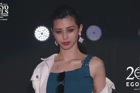 精致的日本小姐姐，墨绿色的内搭，深受观众喜爱视频封面