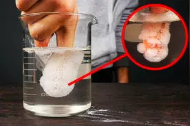 白醋与小苏打的混合溶液，能让手指瞬间结冰？揭秘实验来了视频封面