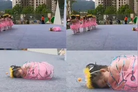 萌娃表演结果10秒就睡着了！蜷成一团太可爱，院长：怎么也叫不醒视频封面