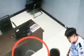 醉酒男子辱骂阻碍民警执法，到了派出所，竟当众褪下裤子小便视频封面