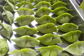 菠菜包饺子，没想到这么好吃，试试这样调馅，一口一个太香了视频封面