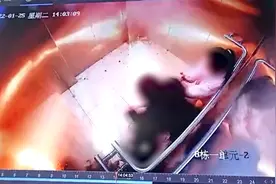 小孩电梯内点燃烟花受惊扔地,火光炸满轿厢,3娃蜷缩电梯角落躲避视频封面