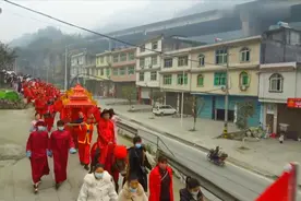重庆一帅哥结婚，传统习俗抬花轿迎亲，队伍浩浩荡荡，太热闹了视频封面
