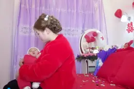 贵州铜仁，新娘刚进门，抱着3个月的儿子结婚，小孩好可爱视频封面