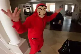 小伙潜入好友家偷钱被发现  带你看他能躲过保安吗 第一视角视频封面