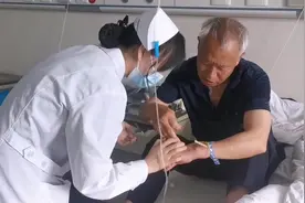 老村医耐心指导实习护士给自己扎针：多扎错几针不要紧视频封面