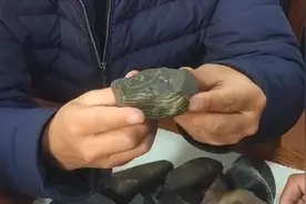 石头哥与石友喝茶赏石，这块千层泥石，谁知道是怎样形成的？视频封面