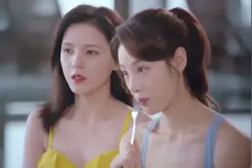 夜色：姑娘去游泳馆，丸子头搭配黄色露腰裙，总裁看痴视频封面