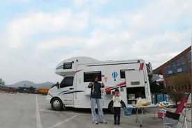 房车海南自驾游，高速行至广东省内，一家三口停车户外做饭，露营视频封面