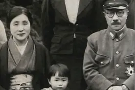 1941年，日本天皇授予东条英机军衔，摄像机拍下现场画面视频封面