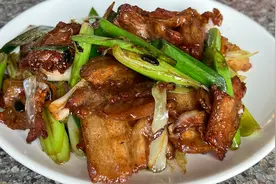 教你蒜苗炒五花肉怎样做才好吃，开胃又下饭，每次做都能吃三碗饭视频封面
