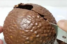 88元买了1个最大的金莎巧克力，准备吃7天，结果1刀下去崩溃了！视频封面