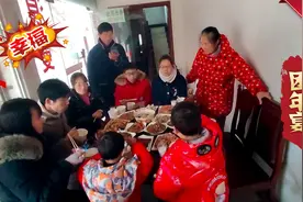 方伟一家长途驾车回老家，和家人一起挂灯笼吃团年饭视频封面