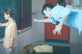 悬疑片：女老师正在黑板写字，却不知身后的学生，早已不是人类视频封面