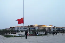 今天下午天安门广场仪式不一般，海陆空三军三种军服颜色引人注目