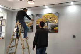 今天硬装完工，业主买了三幅沙发背景画，装上的效果真不错视频封面