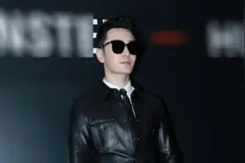 黄晓明穿皮夹克配紧身裤，暴露身材缺点，增高鞋也弥补不了你腿短视频封面
