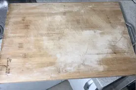 菜板脏了别用清水洗，教你一招，3分钟洁净如新还能杀菌去异味视频封面