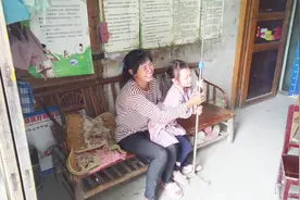 侄女去诊所看病，医生准备灌肠，侄女当众发飙，一家人都拿她没辙视频封面