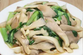 蘑菇炒青菜家常做法，食材简单常见，我家孩子三天两头点名要吃视频封面