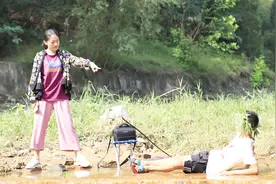 城里小伙来农村踏青，踩坏美女庄稼，美女的做法太解气了视频封面