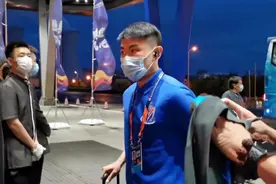 自带枕头亮了！申花抵达大连周军带队于汉超现身金信煜换发色视频封面