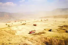 云南这一工地上千台工程机械昼夜不停连续施工，建设绿色钢城视频封面