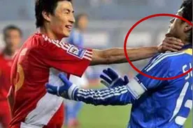 08年国足有多猛？李玮锋血性十足手掐日本队长，简直是少林足球视频封面