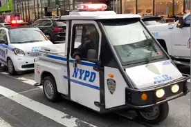 纽约警察罕见的三蹦子巡逻车在路上巡逻视频封面