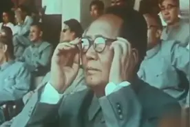 1959年新中国第一届全运会开幕，毛主席戴眼镜观看视频封面