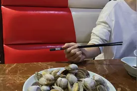 女生约小伙吃饭，原本很开心以为要脱单了，没想到自己只是备胎？视频封面