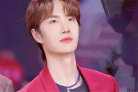 王一博一家颜值有多高？姐姐像韩剧女主，妈妈年轻时不输女星！视频封面