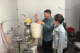 邻居花1万元买了台豆腐机，在家制作豆腐，香嫩爽滑，成本真不低视频封面