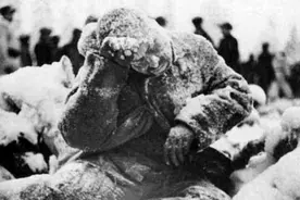纳粹进攻莫斯科遭遇严寒天气，大批士兵被冻死，苏军一把扭转战局视频封面