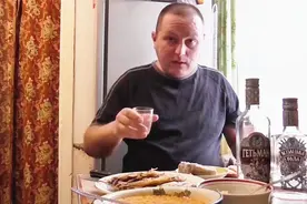 伏特加配上腌肥肉和红菜汤，俄罗斯大叔一口闷了视频封面