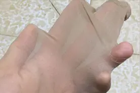 旧丝袜别急着扔，放在卫生间里，一年能省好几百块，快回家找出来视频封面