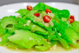 饭店的清炒苦瓜为啥那么好吃？大厨教你简单家常做法，清脆爽口视频封面