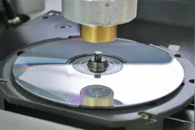 光盘是怎么记录信息的？将光盘放大1000倍后，能看到什么呢？视频封面