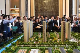 杭州再现“万人摇号”：6万人抢959套房，转手可挣百万视频封面