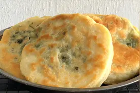 教你最简单的早餐饼做法，薄皮又大馅儿，松软鲜美，放凉也不变硬视频封面