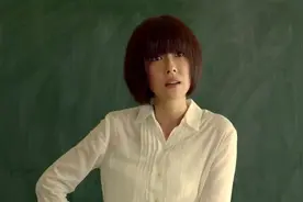 班花上课没带课本，女老师发飙了！视频封面