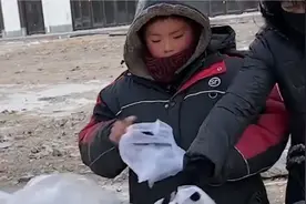 辽宁一13岁男孩在冰天雪地中摆摊补贴家用：手和脸都起了冻疮视频封面