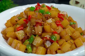 土豆切成丁，加点肉末炒一炒，太香了，做出来比红烧肉还受欢迎视频封面