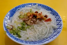 台北老店的米粉汤，就是好吃，浓浓的古早味，加上咸菜，味道更赞视频封面