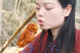 姑娘用瓦片烤鸡胸，这吃法真豪爽，看得我口水直流视频封面