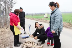妯娌俩到莲藕池买莲藕，弟媳想一藕两用，大嫂听后哈哈一笑的赞同视频封面