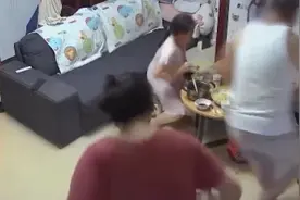 孩子不慎碰洒热汤 妈妈被烫伤后第一反应：快看孩子！视频封面
