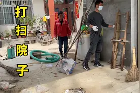 农村小院东西多，今天父子俩动手整理一下，打扫完看着干净多了视频封面